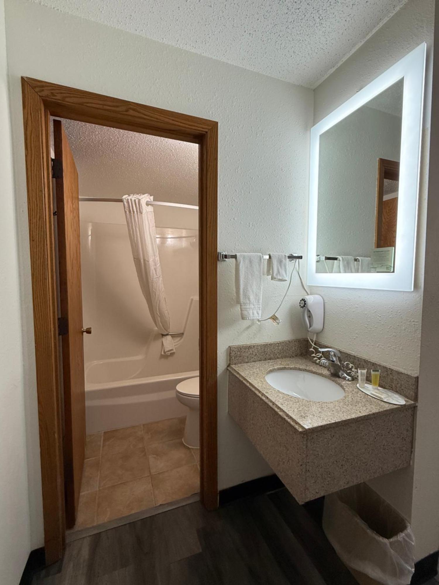 Super 8 By Wyndham West Fargo Main Ave Nd Motel Ngoại thất bức ảnh